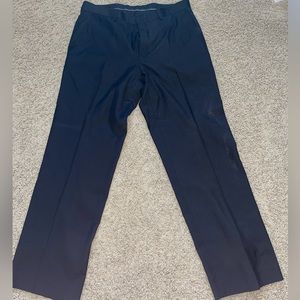 Van Heusen Men’s 36X32 black light weight studio dress pants good condition